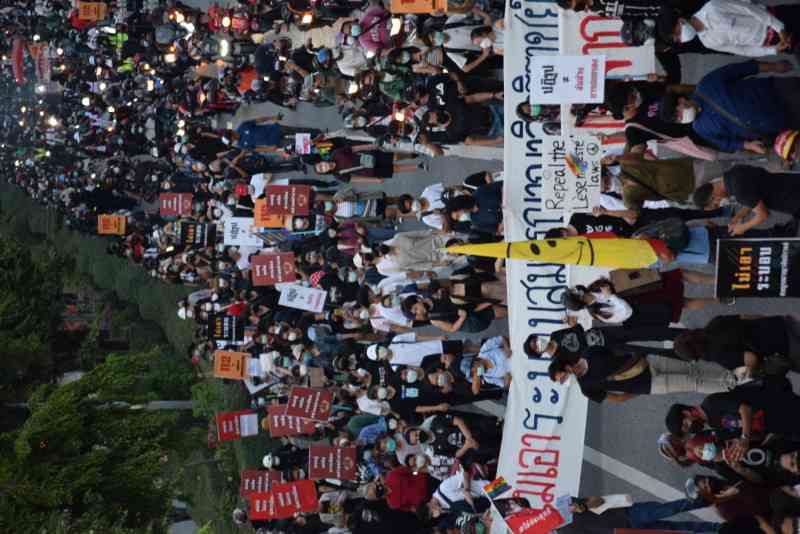 バンコクで数千人が抗議デモ　王室改革要求への違憲判決で　3人負傷（毎日新聞） - Yahoo!ニュース