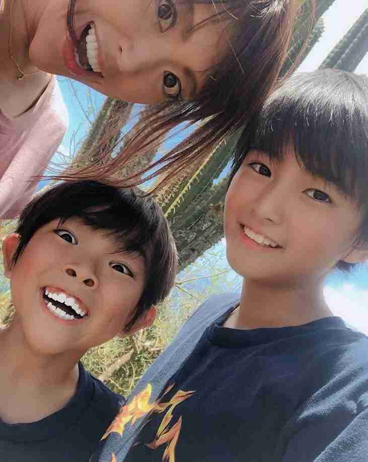 山口達也さんの13歳長男、私服姿のオフショット公開「可愛すぎてキュンキュン」「素敵な笑顔です」