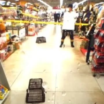 【速報】ショッピングセンターで女性店員