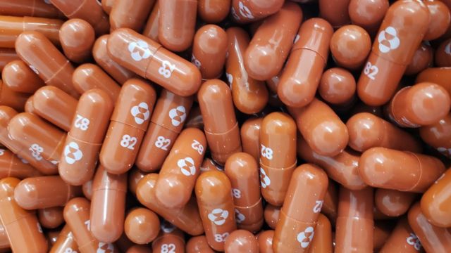 コロナ飲み薬、英国が世界初承認　臨床試験では入院リスク半減