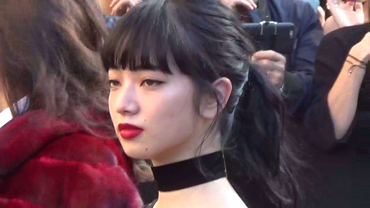 Nana KOMATSU 小松菜奈 @ Paris Fashion Week 4 october 2016 show Chanel - YouTube