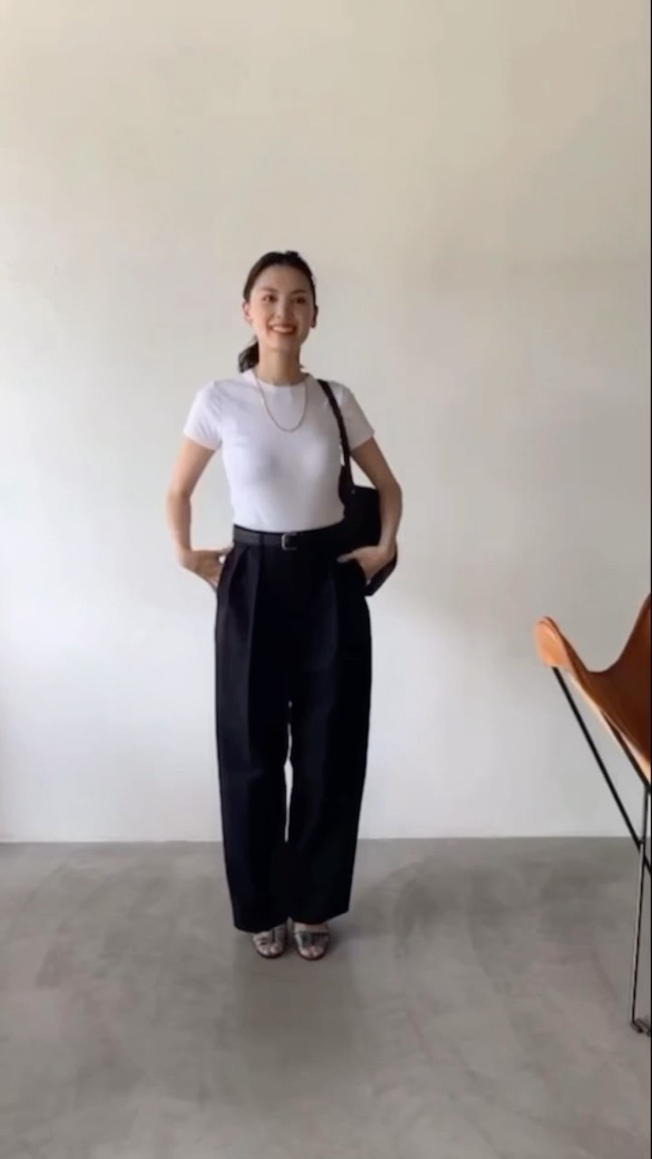 先日の撮影終わりに、 申真衣さんの私服をキャッチ！ モノトーンスタイルで クールな印象ですが、 オフショットを撮るときには こんなお茶目な一面も TOPS： - MAGMOE