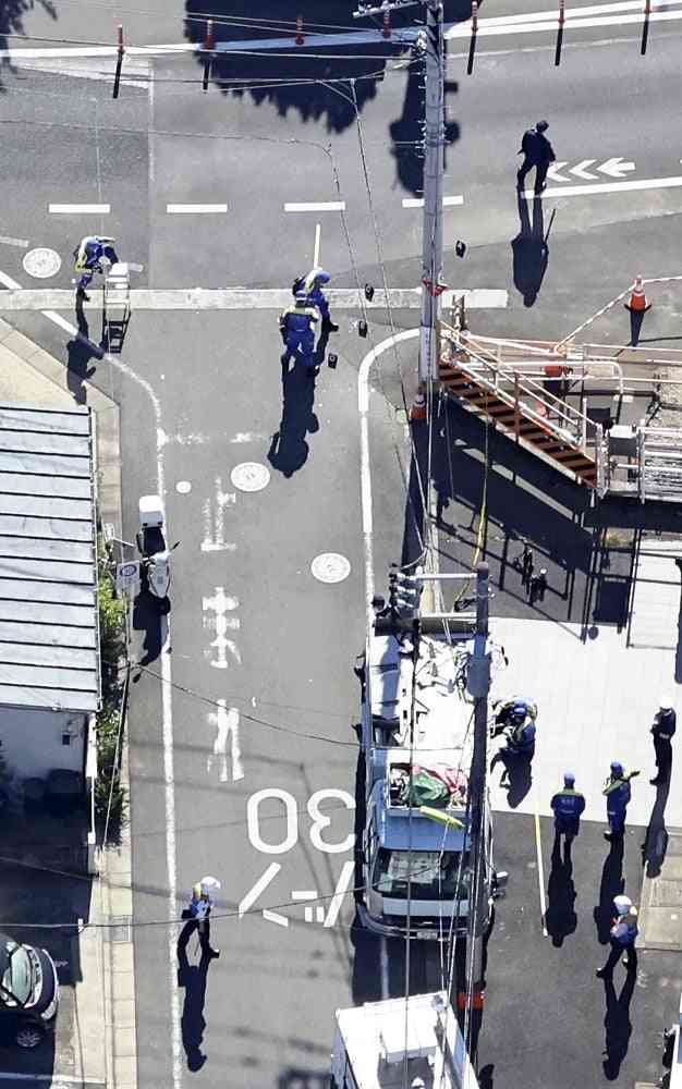トラックに自転車はねられ、8か月男児が重体…母親もけが
