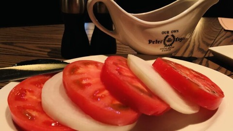 指原莉乃＆こじはる“超高級ステーキ店”で食事「トマトと玉ねぎで1900円」