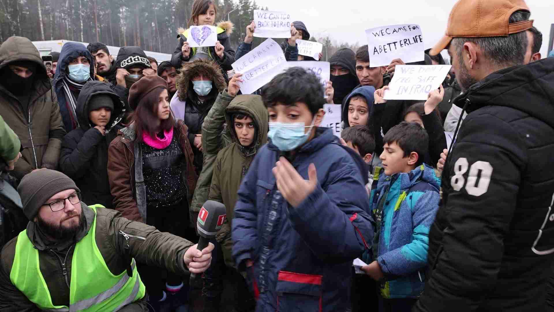 ベラルーシとポーランドの国境付近の移民たち　祖国に戻れず賞味期限切れの食糧配給に不満の声（アフロ） - Yahoo!ニュース