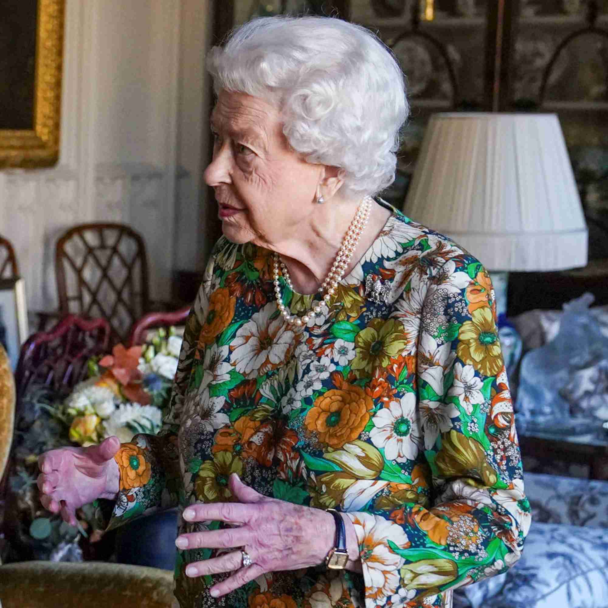 エリザベス女王が公務復帰するも“紫色の手”に注目が集まる（女性自身） - Yahoo!ニュース