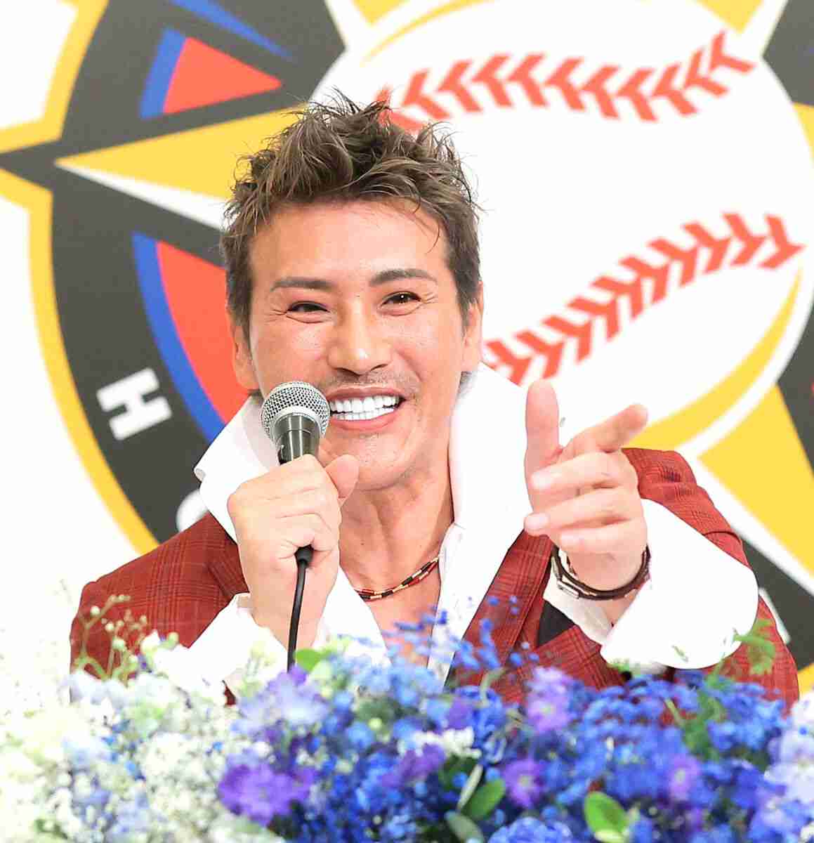 新庄剛志新監督、子どもの頃の写真を公開「この時から歯の治療をしたいと…」