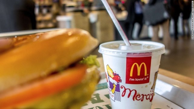 CNN.co.jp : マックに強盗、特殊部隊員１１人が食事中と知らず　フランス - (1/2)