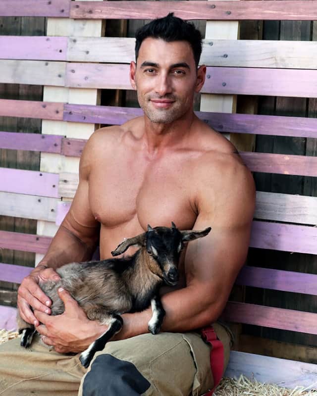安定の筋肉番付。オーストラリアの消防士カレンダー2022年は今年も動物たちとの熱いコラボ