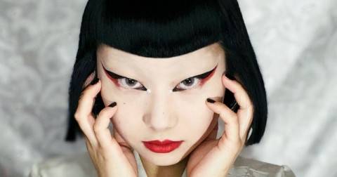 「コンプレックスの一重を活かしたかった」20歳女性の発信　前髪パッツン、眉毛全剃り…スタイルを貫く理由｜eltha（エルザ）