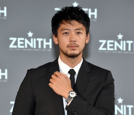 大人の色気！竹内涼真がヒゲスーツ姿で時計の回顧展に登場「渾身のいい声でナレーションした」