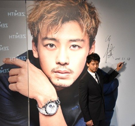 大人の色気！竹内涼真がヒゲスーツ姿で時計の回顧展に登場「渾身のいい声でナレーションした」