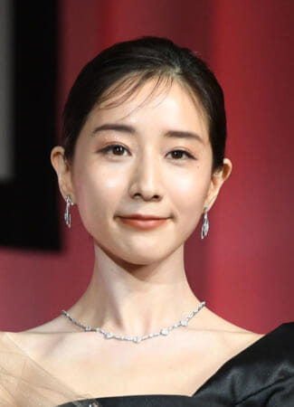 田中みな実の〝美肌〟モテモテ！支持者拡大で「みな実会」旗揚げか