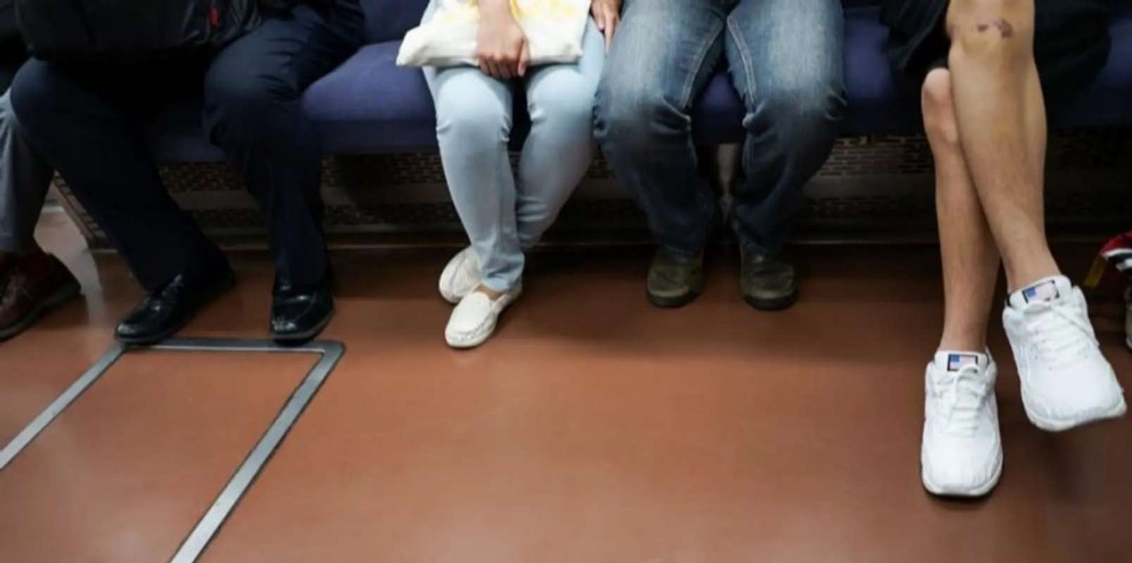 「電車で老婆に、席を詰めろと怒られた。謝って従うと今度は、大声で『気持ちが悪いわぁ』と罵られ...」（大阪府・20代女性）