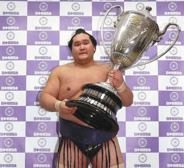 【北の富士コラム】2年ぶり博多は私もうれしい　照ノ富士を一番手に挙げておけばまず大丈夫とは思うが まだ白鵬ほどの安定感はない：中日スポーツ・東京中日スポーツ 