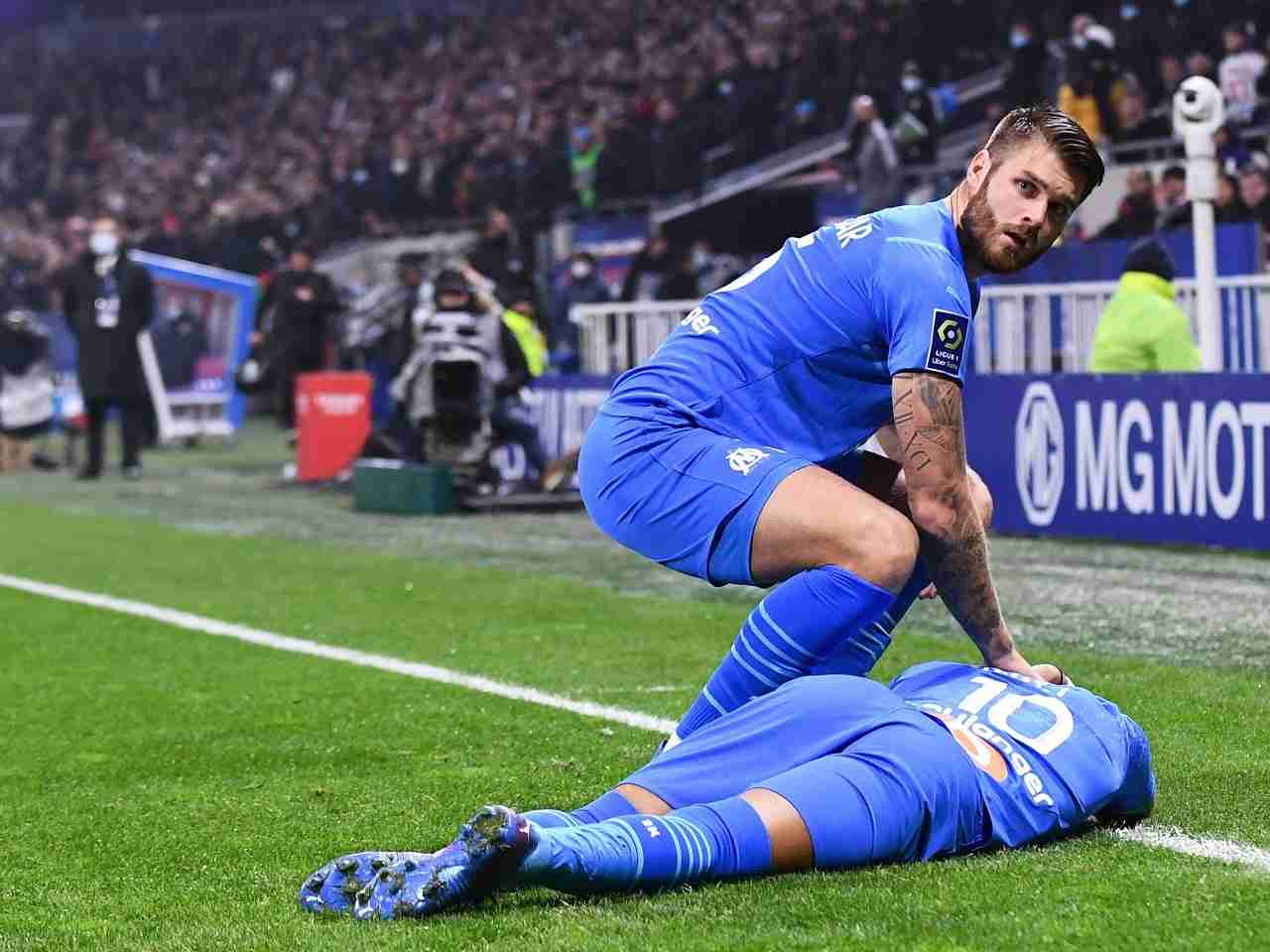 開始5分の惨劇で試合中止! マルセイユ10番パイェが襲撃される…スタンドから投擲、後頭部直撃で倒れ込む（ゲキサカ） - Yahoo!ニュース