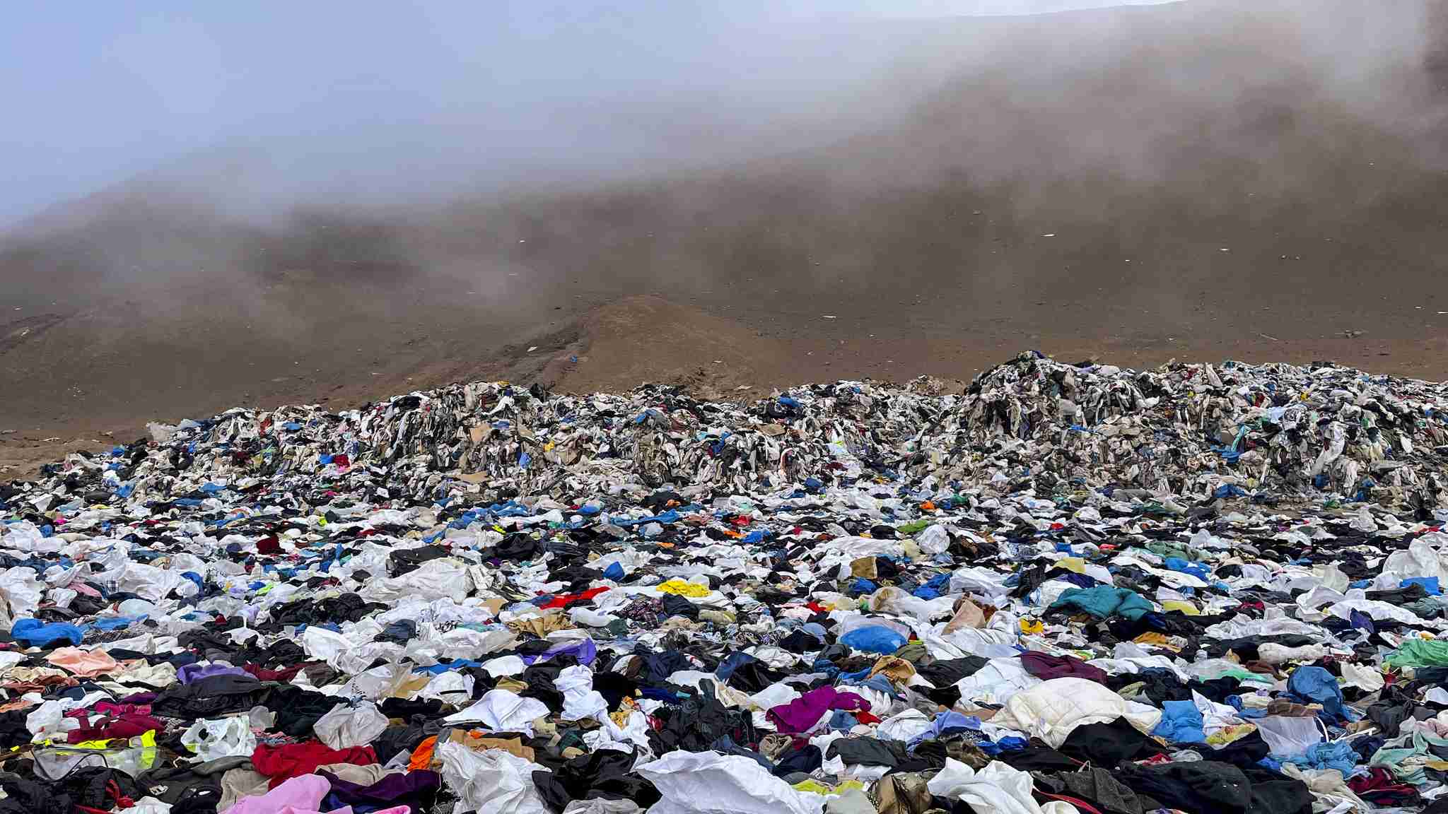 砂漠を汚染する「ファストファッション」 廃棄した古着から有害物質 チリ（ＡＦＰ＝時事） - Yahoo!ニュース