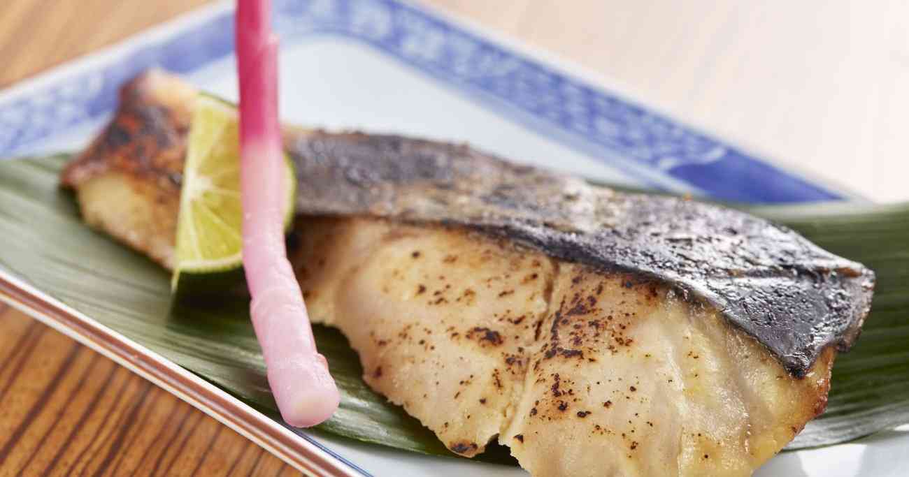 焼き魚に添えてあるピンクは何？育ちがいい人は、いつ食べる？ | もっと！「育ちがいい人」だけが知っていること | ダイヤモンド・オンライン