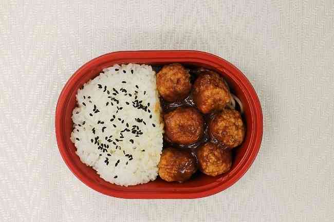 ローソンストア100「ミートボール弁当」発売、話題のウインナー弁当に続く第2弾、税込216円“おかずはミートボールだけ”