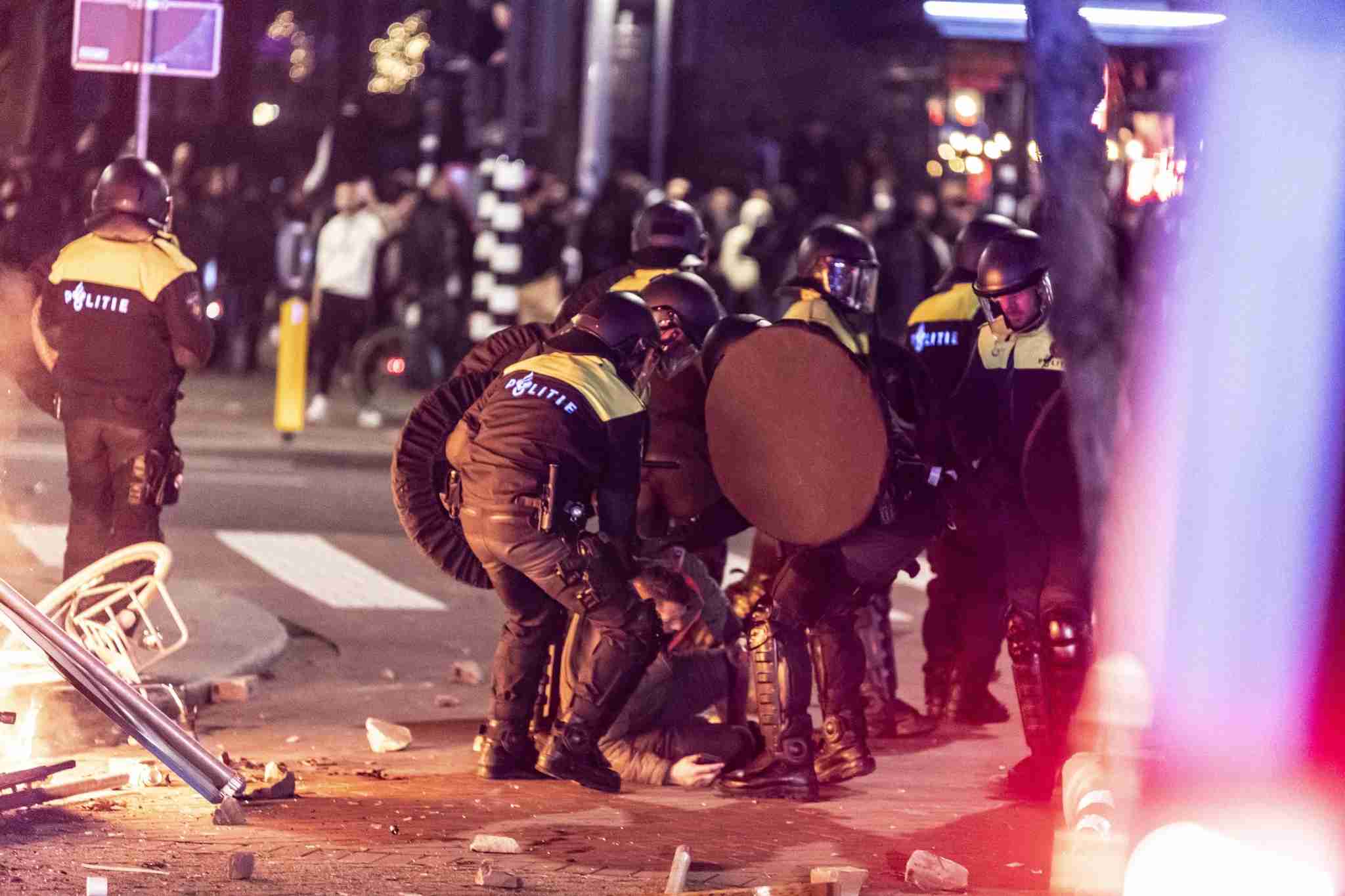 ロックダウン抗議デモが暴動に発展、警察が威嚇射撃 オランダ（ＡＦＰ＝時事） - Yahoo!ニュース