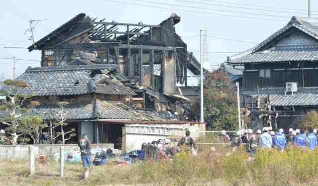 立ち尽くす両親ぼうぜん　野球好きの小学生兄弟、民家全焼で連絡とれず　近隣住民「やりきれない」｜事件・事故｜神戸新聞NEXT