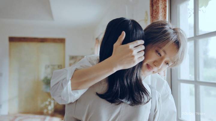 西島隆弘:彼女を抱き寄せ頭ポンポン、甘いささやきも プロデュースした柔軟剤の初CM公開