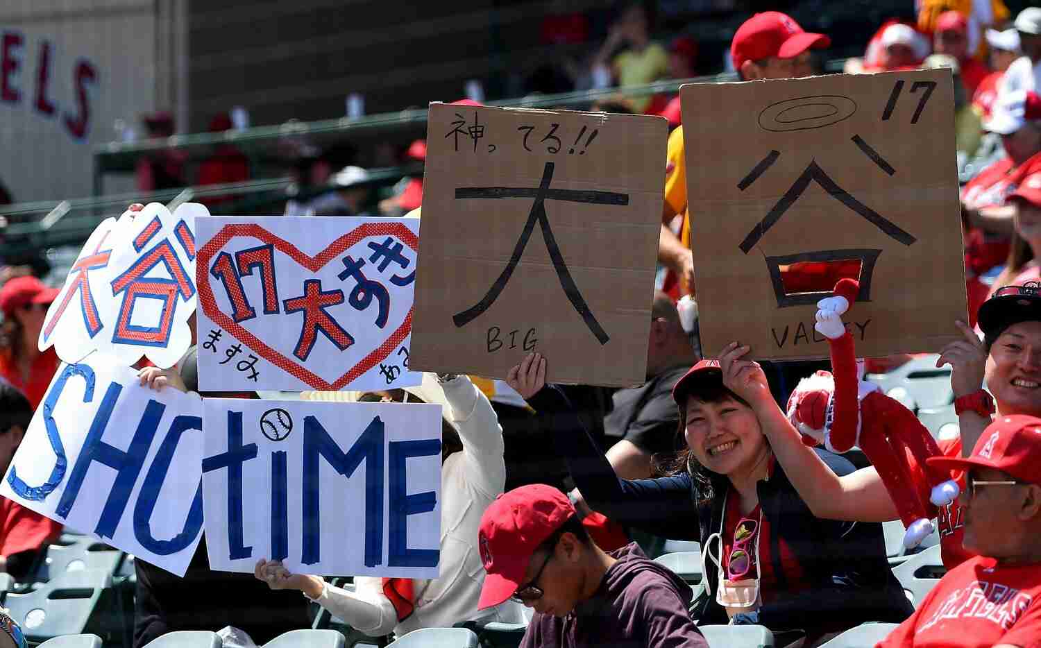 大谷翔平の神イラストや“珍”応援ボードが面白すぎ 「アロハSHOHEI」「私の誕生日が本塁打を打った」