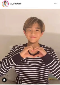 山口達也さんの13歳長男、私服姿のオフショット公開「可愛すぎてキュンキュン」「素敵な笑顔です」