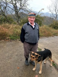 子犬の頃から11年連れ添った飼い主の墓を離れない犬（トルコ）