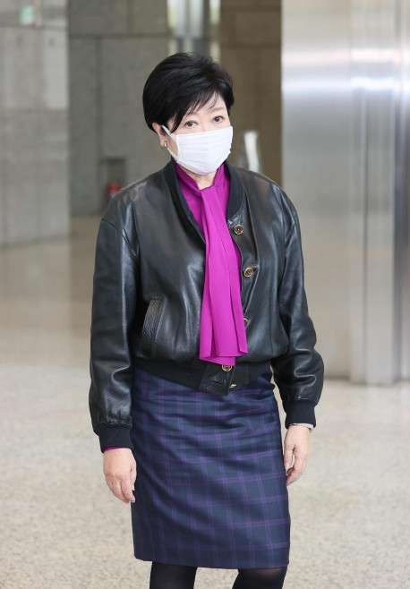 登庁した小池都知事：時事ドットコム