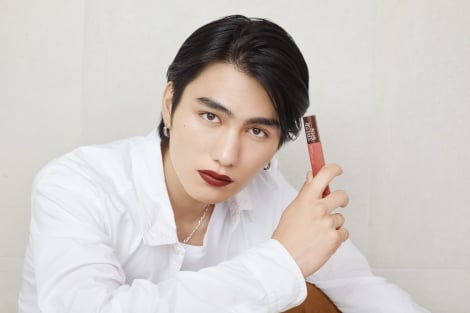 大平修蔵、メイベリンリップのビジュアルモデルに起用