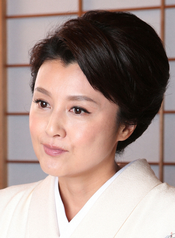 奇跡の50歳！藤原紀香　築地本願寺でスーツ姿のポージングに「海外かと」「絵画に見える」の声― スポニチ Sponichi Annex 芸能