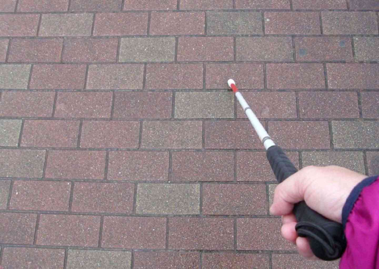 街で「白杖」を持つ人が困っていたら、どうすればいい？　絶対NGな行為とは｜Jタウンネット