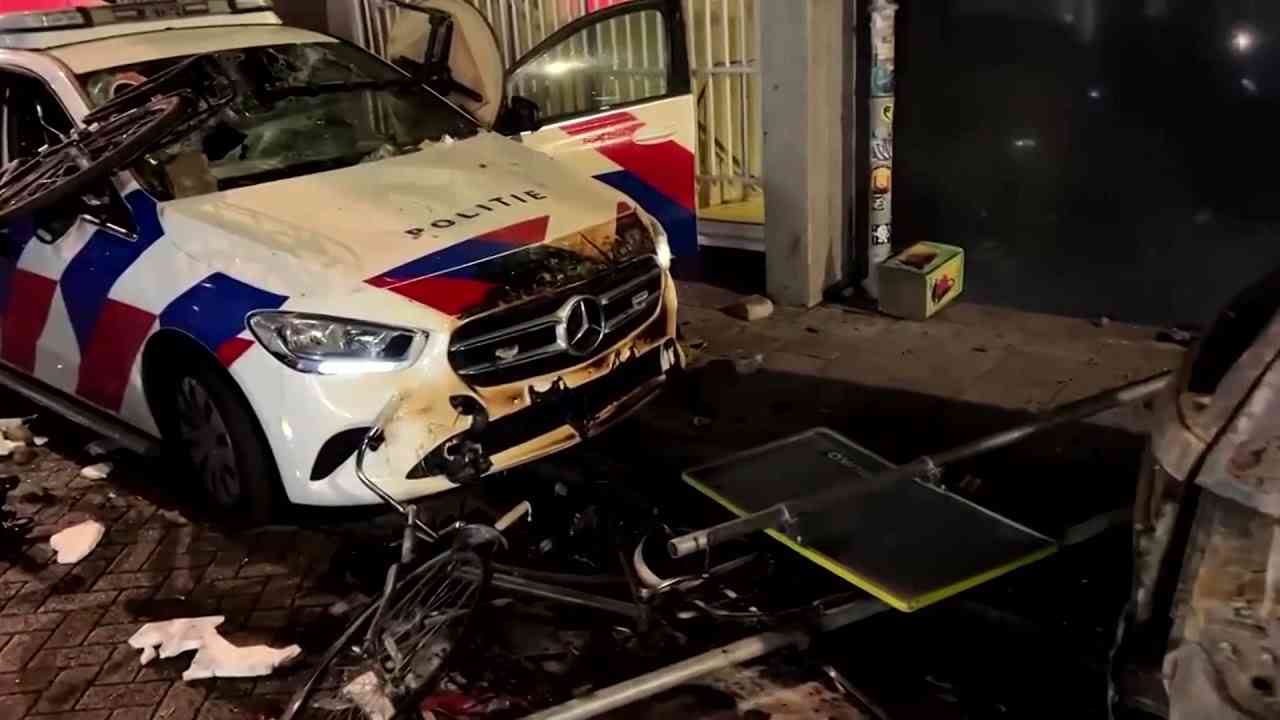 Rioting in Rotterdam over new 'corona pass' - YouTube