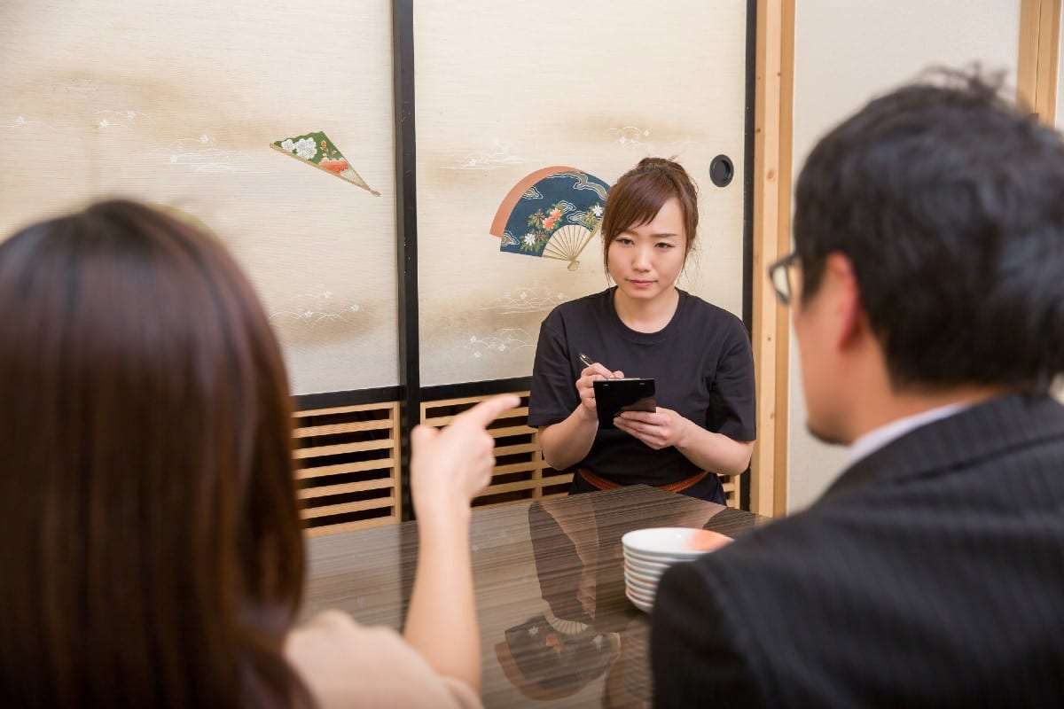普段はいい人なのに…“店員の前で”態度が悪くなる人の心理とは？