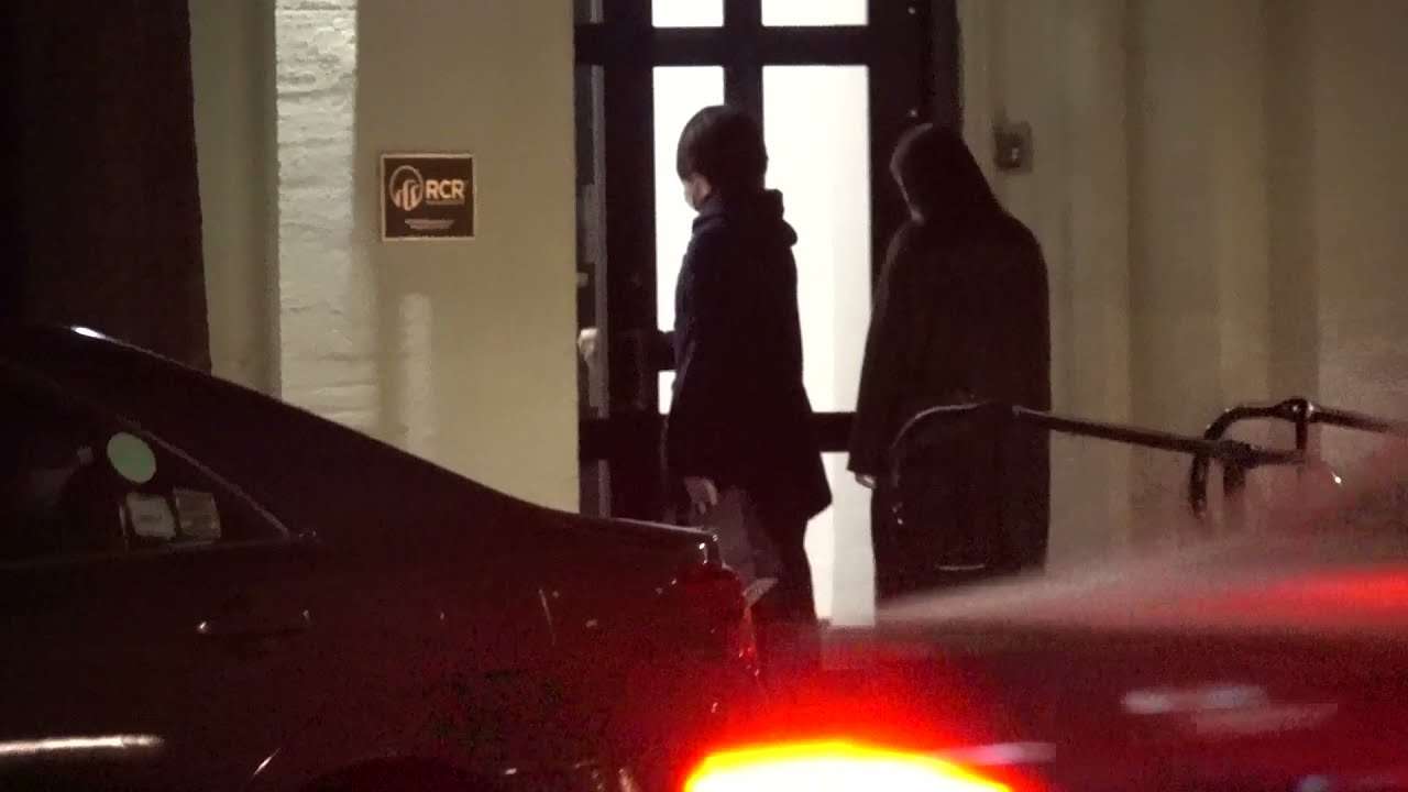 Kei and Mako Komuro hold hands in NYC! #keikomuro #mako #makokomuro #princessmako #royalromance - YouTube