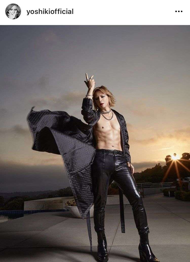 YOSHIKI、誕生日に筋肉美ショット公開でファン歓喜「腹筋ヤバ」「神がかってる」