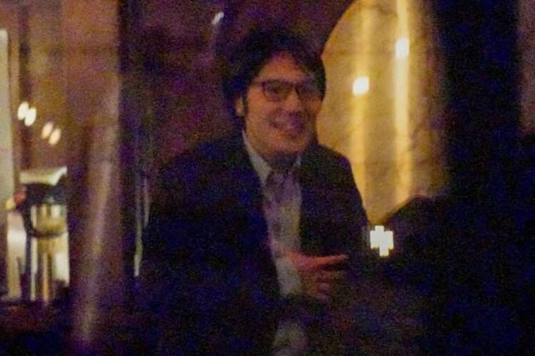 小室圭さん、渡米2日後にパブで仲間と「カンパイ！」日本では見せなかった満面の笑み（NEWSポストセブン） - Yahoo!ニュース