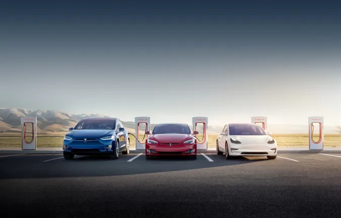 テスラアプリに障害発生、世界中でテスラオーナーがEVに乗れなくなる現象発生