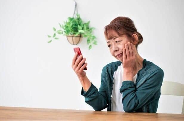 「職場の若い人にスマホのことを聞くのはそんなに迷惑？」50代女性の投稿が大炎上！「ショップに行けよ」「教室に通ったら」と怒りの声殺到: J-CAST 会社ウォッチ