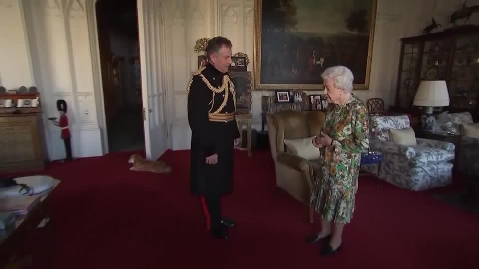 エリザベス英女王が笑顔で公務、ぎっくり腰から回復（字幕・17日） | ロイタービデオ