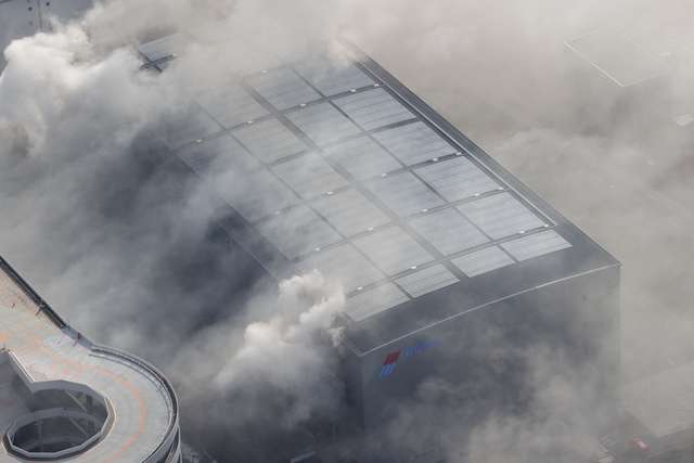 大阪・舞洲の倉庫火災　まる1日過ぎても燃え続ける（朝日新聞デジタル） - Yahoo!ニュース