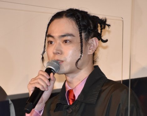 菅田将暉、斬新なドレッドヘア披露「かわいすぎん!!!」「どんな髪型も似合う」の声