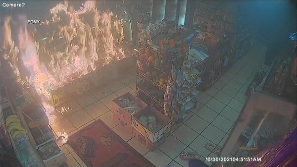 火炎瓶投げつけられ食料品店炎上　通行人が体を張って被害拡大阻止 ニューヨーク