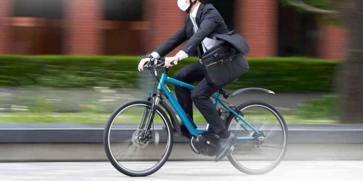 歩道を「爆走」する自転車「車道は路駐多すぎて危ない」「歩行者を 