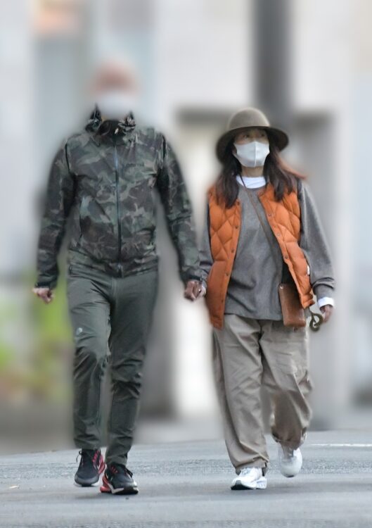 風吹ジュン、アラ古希の恋の着地点　年下経営者とギュッと手つなぎデート