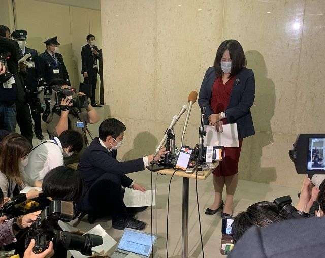 木下富美子都議が辞職を否定「議員活動で取り返したい」　再選後初めて公に姿　無免許運転で人身事故