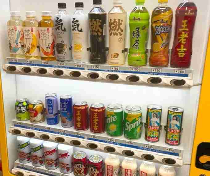思わず二度見…「見たことない中華飲料」だらけの謎自販機。設置の理由を聞いた（36Kr Japan） - Yahoo!ニュース