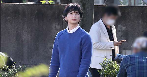 松本潤　新ドラマで見せたパパ役奮闘姿！休憩中も子役と入念打ち合わせ | 女性自身