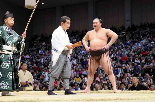 「お手本になる人がね」白鵬の態度に勝負審判も首ひねる